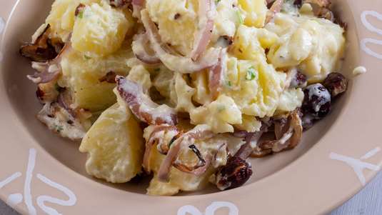 Πατατοσαλάτα με Καραμελωμένα Κρεμμύδια και Φουντούκια