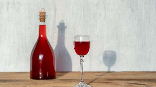 Λικέρ Μαυροδάφνη με Άρωμα Γαρίφαλο