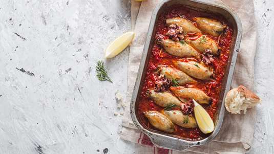 Σουπιές Κρασάτες με Δεντρολίβανο