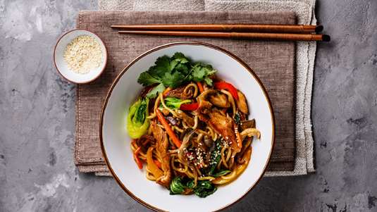 Υaki Udon Noodles με Κοτόπουλο και Λαχανικά