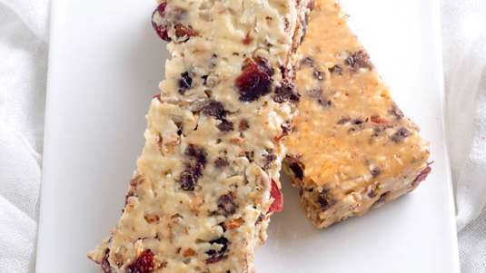 Μπάρες με Λευκή Σοκολάτα και Μπισκότο