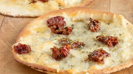 Πιτσάκι με Μυζήθρα και Pesto στο Πι και Φι