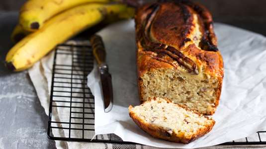 Δίχρωμο Κέικ με Μπανάνες και Σταφίδες