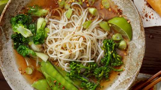 Noodles με Σπαράγγια και Πιπεριές