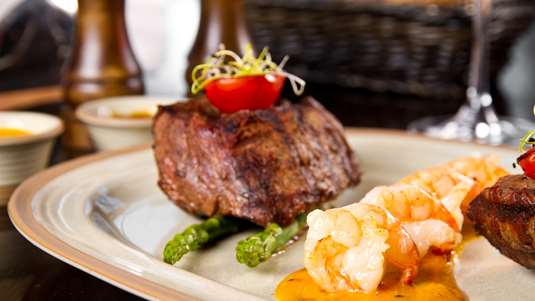 Φιλέτο γη και θάλασσα, με πολύχρωμο, πιπεράτο βούτυρο από τον σεφ Μιχάλη Ντουνέτα