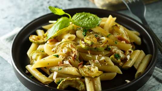 Πένες με τόνο και κολοκυθάκια