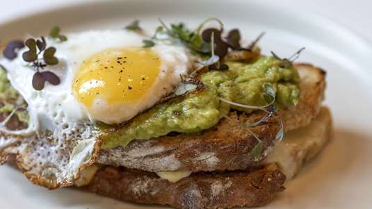 Tοστ Aβοκάντο από τον Ηλία Σταυρόπουλο