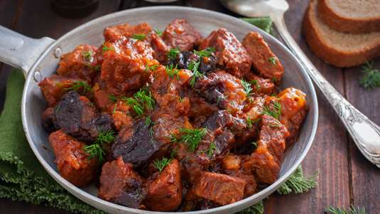 Μοσχαράκι με Ξερά Δαμάσκηνα και Μαυροδάφνη