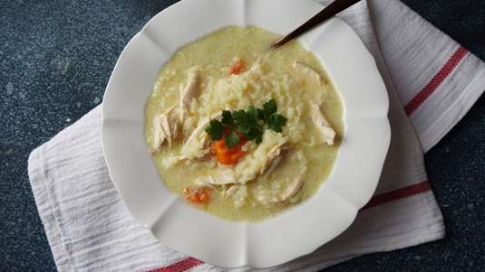 Κοτόσουπα αβγολέμονο με σαφράν