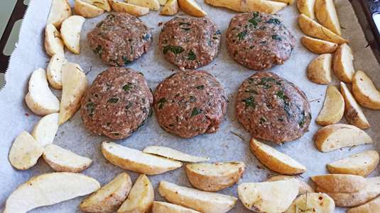 Μπιφτέκια µε Πατάτες στο Φούρνο