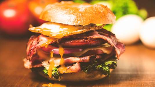 Burger με Chorizo και Αυγό