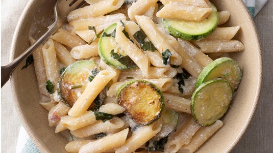 Πένες με Kολοκυθάκια και Kατίκι