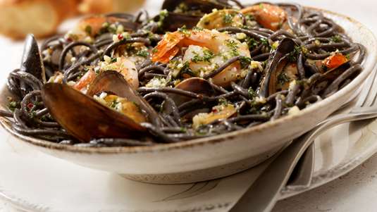 Λιγκουίνι με Μελάνι Σουπιάς και Θαλασσινά