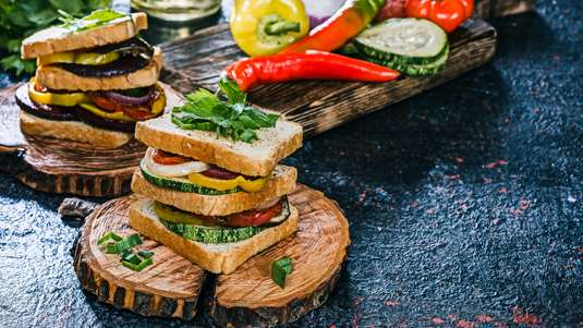 Σάντουιτς με Πάστα Ελιάς και Ψητά Λαχανικά