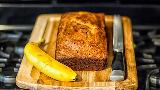Δίχρωμο Γλυκό με Μπανάνες και Σταφίδες