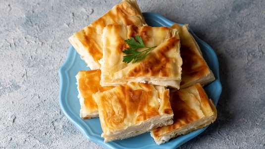 Τυρόπιτα με Κρέμα και Γραβιέρα Κρήτης