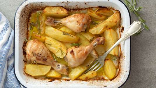 Κοπανάκια Κοτόπουλο στο Φούρνο με Μπίρα και Δεντρολίβανο