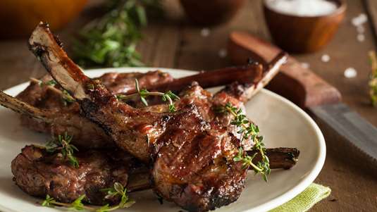 Αρνάκι με Κουκουνάρια