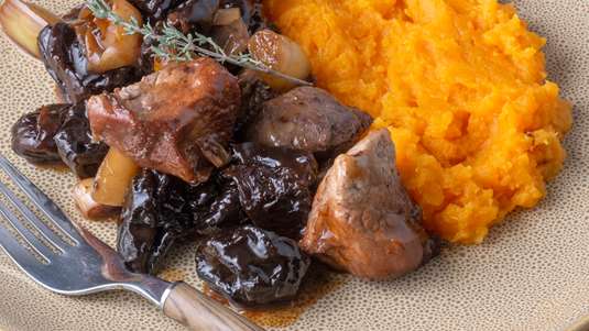 Xoιρινό με Δαμάσκηνα και Μαυροδάφνη