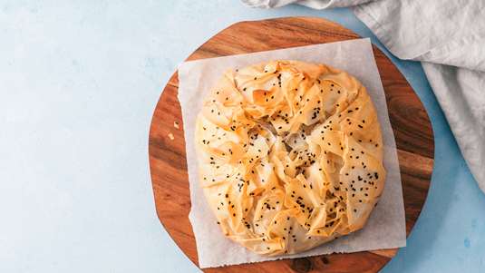 Τυρόπιτα με Φύλλο Κρούστας και Φρυγανιές