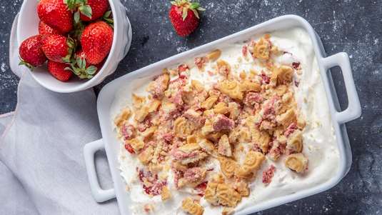 Φραουλένια Κρέμα Πάνω σε Αφράτη Βάση