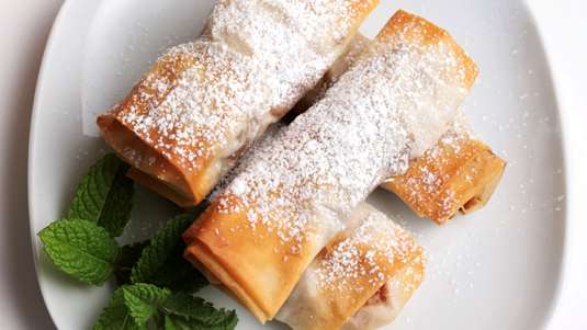 Ζυμαράκια- Ρολάκια με Μήλο και Χαλβά