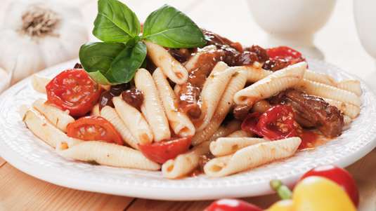 Μοσχαράκι με Σταφίδες και Μακαρόνια