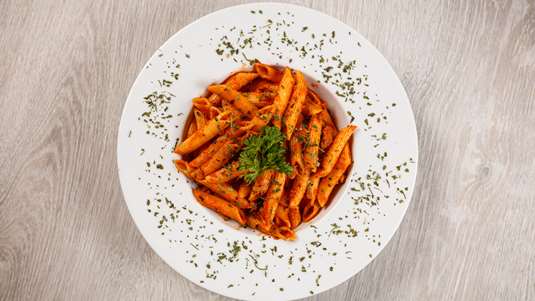 Βουτυράτες Πένες με Φρέσκια Ντομάτα