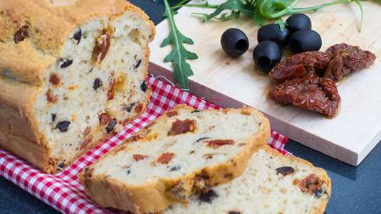 Αλμυρό Κέικ με Τυριά και Ελιές