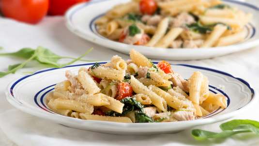 Πένες με Κοτόπουλο, Σπανάκι και Ντοματίνια