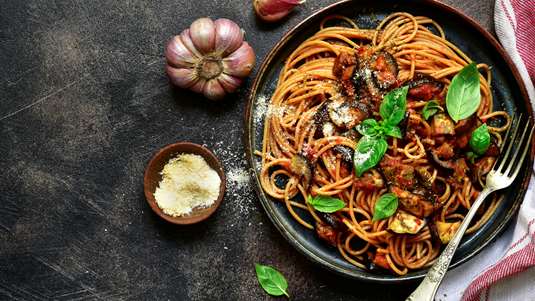 Μακαρονάδα με Σάλτσα Μελιτζάνας