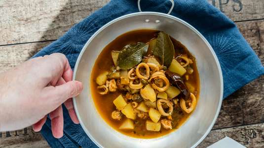 Σουπιές Κρασάτες στο Φούρνο