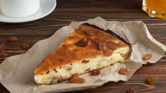 Πίτα με Γάλα και Σταφίδες