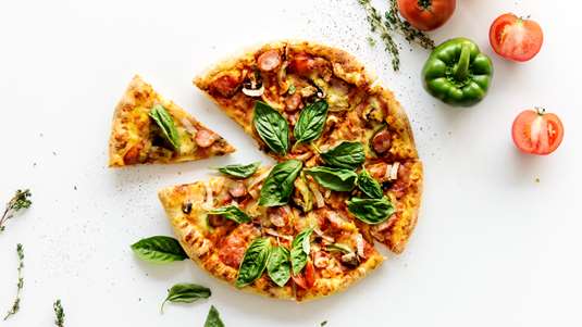 Πίτσα με Βασιλικό και Λαχανικά