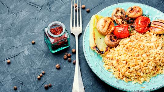 Ατζέμ Ανάμεικτο με Λαχανικά και Κόκκινη Σάλτσα