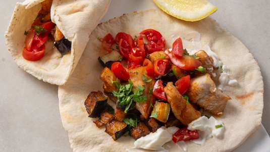 Πιτούλες με Κοτόπουλο, Μελιτζάνες και Γιαούρτι