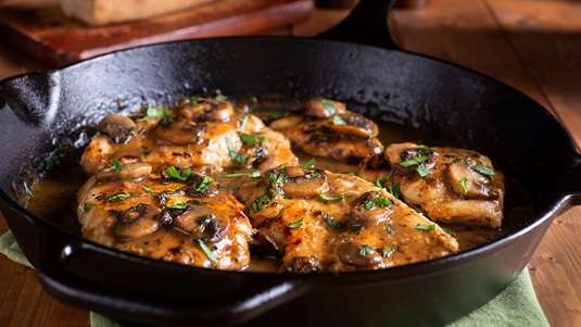 Κοτόπουλο Φιλέτο με Φρέσκα Κρεμμυδάκια και Μανιτάρια