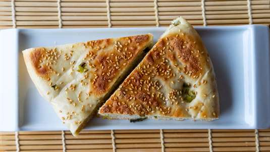 Πίτα με Φρέσκα Κρεμμυδάκια