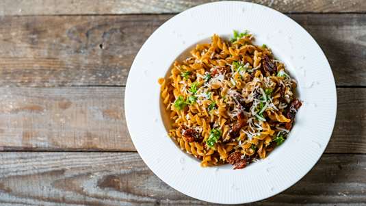 Ζυμαρικά με Σάλτσα από Κουκουνάρια και Καρύδια