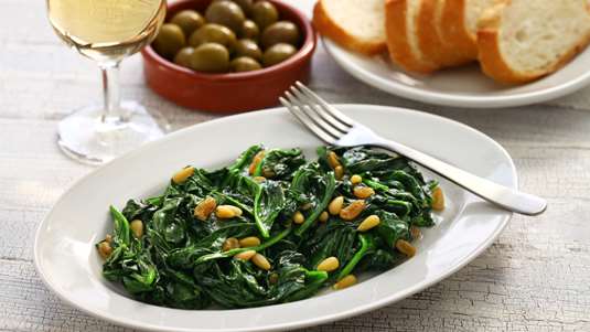 Σαλάτα με Σπανάκι, Κάστανα και Κουκουνάρια