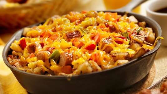 Τηγανιά με Λουκάνικο, Πατάτες και Καραμελωμένα Κρεμμύδια