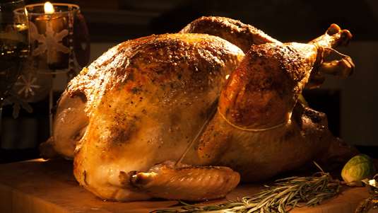 Γαλοπούλα με Κάστανα, Κουκουνάρι και Σταφίδες