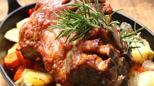 Κατσικάκι στη Γάστρα και Πουρές από Πατάτες Φούρνου