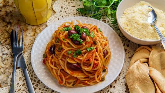 Ζυμαρικά με Ελιές, Ντομάτα και Κάπαρη