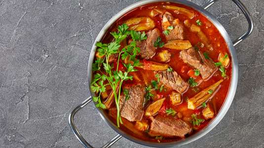 Μοσχάρι με Μπάμιες στη Γάστρα