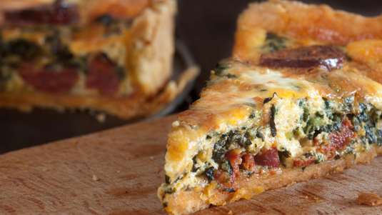 Πίτα µε Σουτζούκι ή Χωριάτικο Λουκάνικο