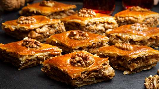 Εύκολη Σιροπιαστή Πίτα, µε Καρύδια