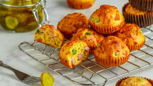 Muffin με Καλαμποκάλευρο, Γραβιέρα και Ζαμπόν