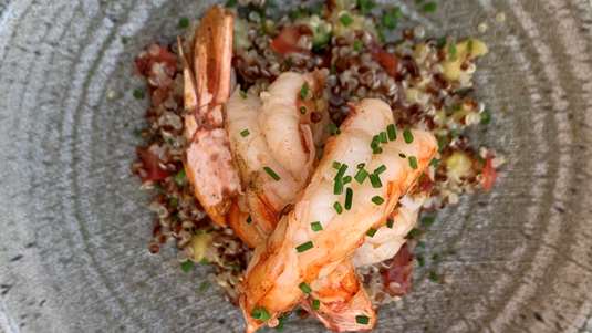 Λευκή και Κόκκινη Κινόα με Ψητές Γαρίδες και Lime Mirin Dressing του Τάσου Αλμπάνη