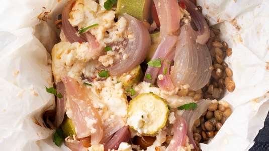 Φακές με Κολοκυθάκια και Ντοματίνια στη Λαδόκολλα